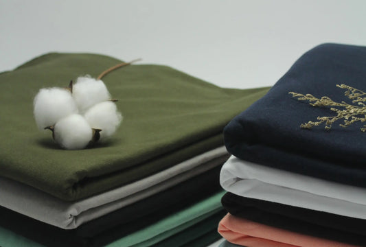 Vêtements représentant des matières premières écoresponsables : coton biologique, textile recyclé